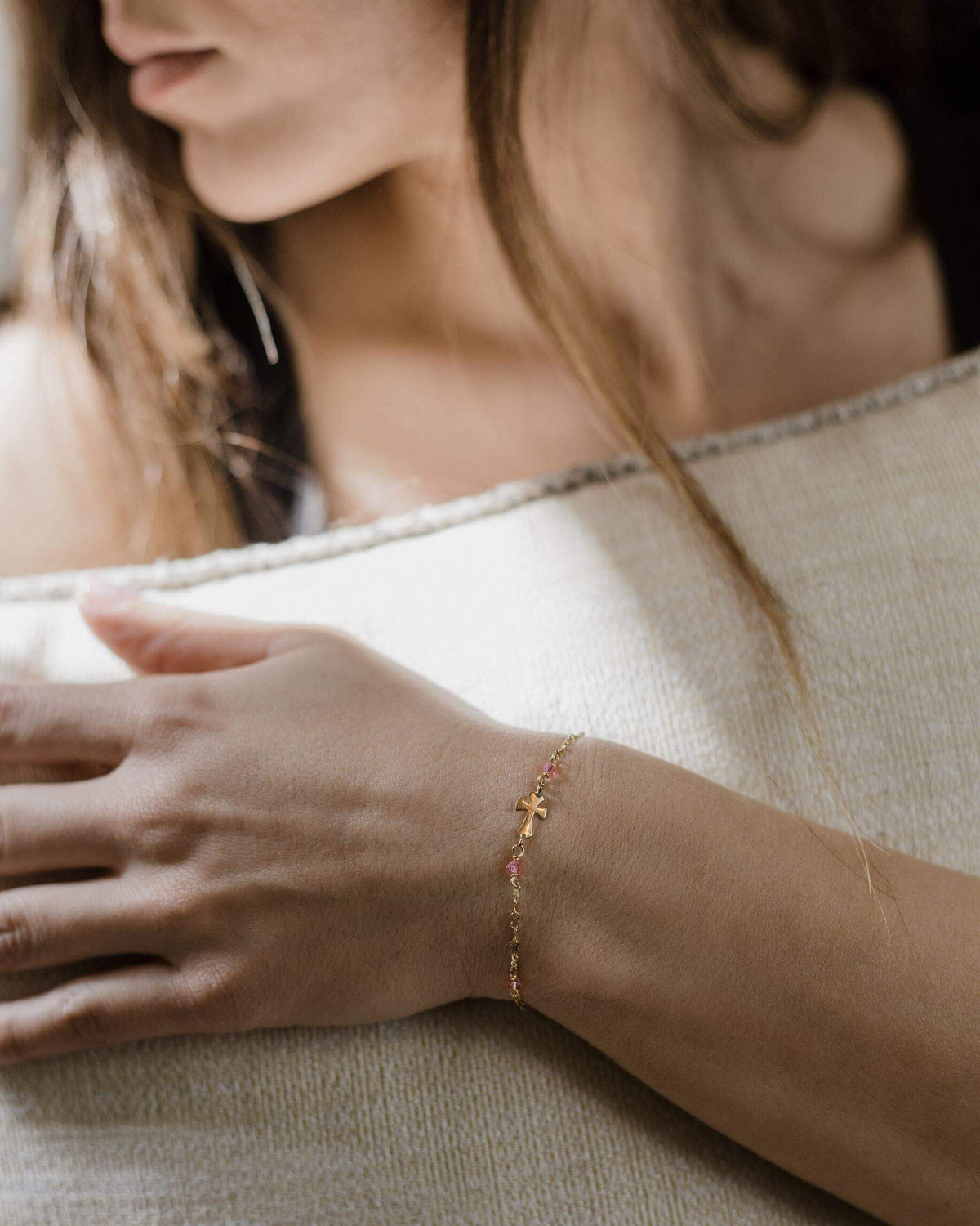 Χρυσό Βραχιόλι 14K BT033 με Σταυρό & Ροζ Χάντρες