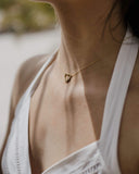 Γυναικείο χρυσό κολιέ 9Κ με καρδιά, άπειρο και πέτρες NL030 φορεμένο. 