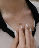 Γυναικείο χρυσό κολιέ 9Κ με καρδιές και πέτρες NL048 φορεμένο.