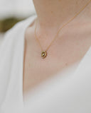 Γυναικείο χρυσό κολιέ 9Κ με κυκλικό μοτίφ, καρδιά και πέτρες NL035 φορεμένο.