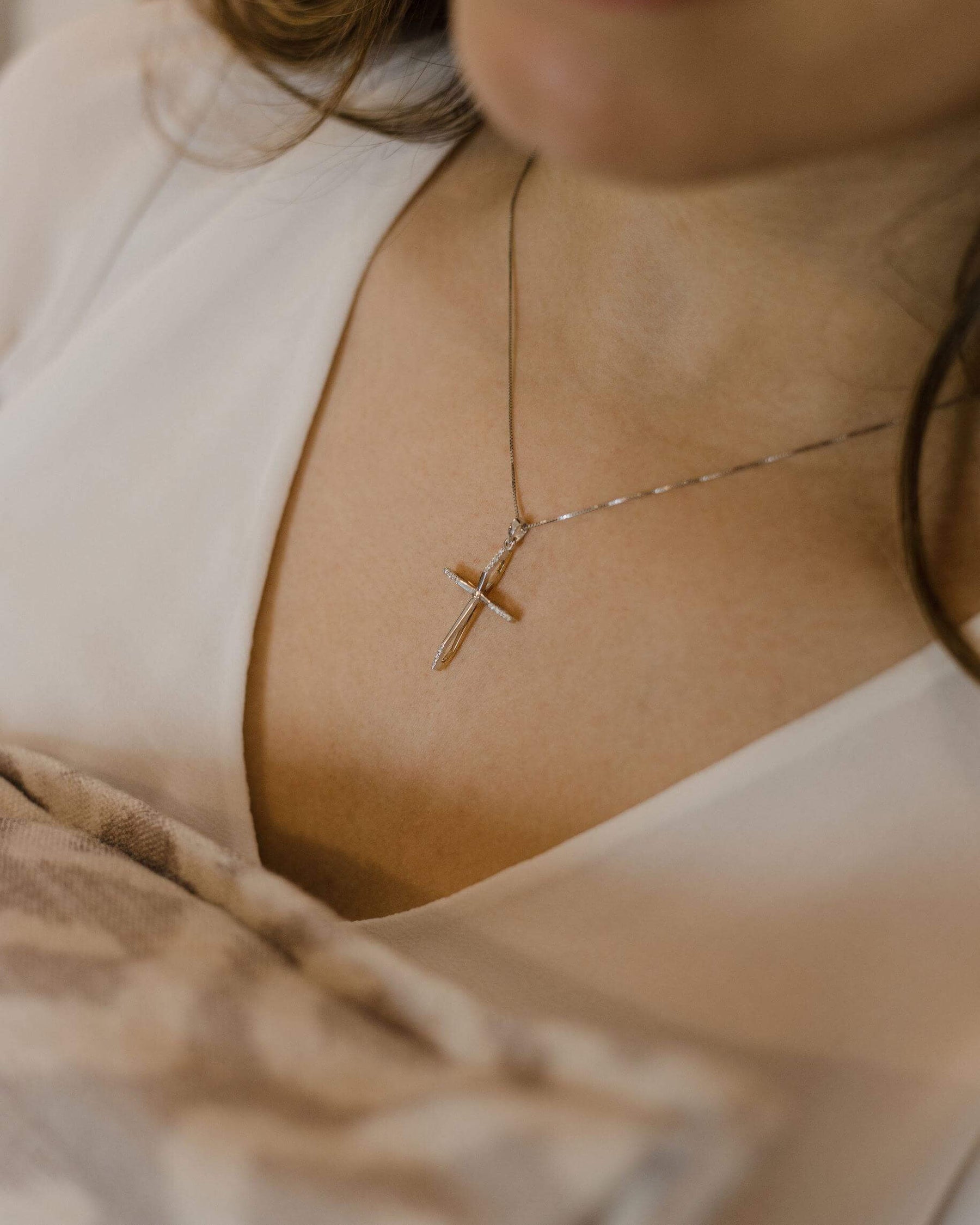 Δίχρωμος βαπτιστικός σταυρός 18K διπλής όψης με διαμάντια φορεμένος στο λαιμό