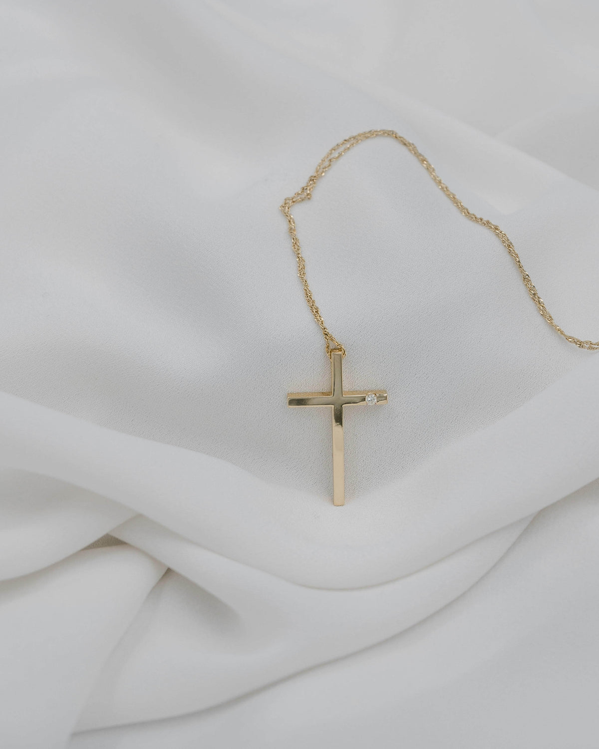 Κλασικός βαπτιστικός χρυσός σταυρός 14K με ένα διαμάντι