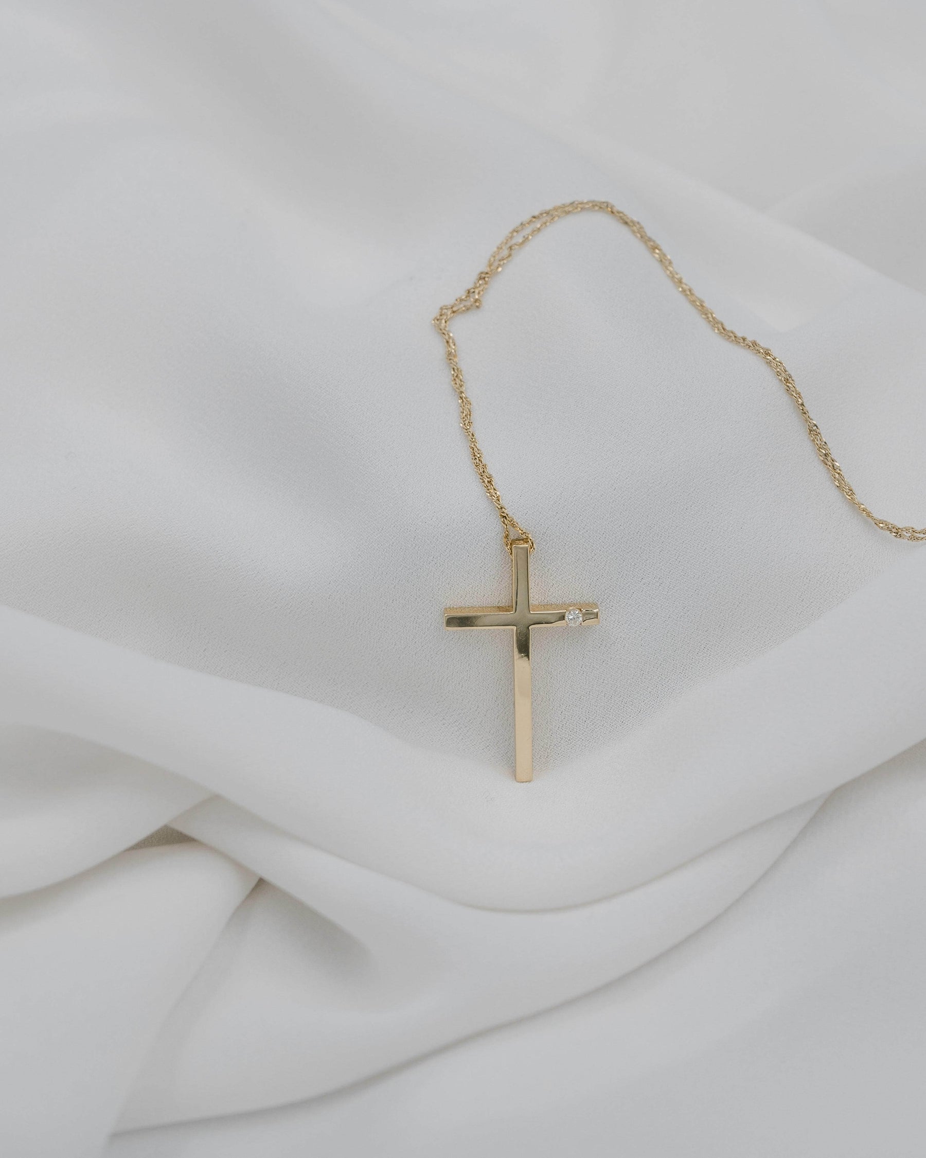 Κλασικός βαπτιστικός χρυσός σταυρός 14K με ένα διαμάντι