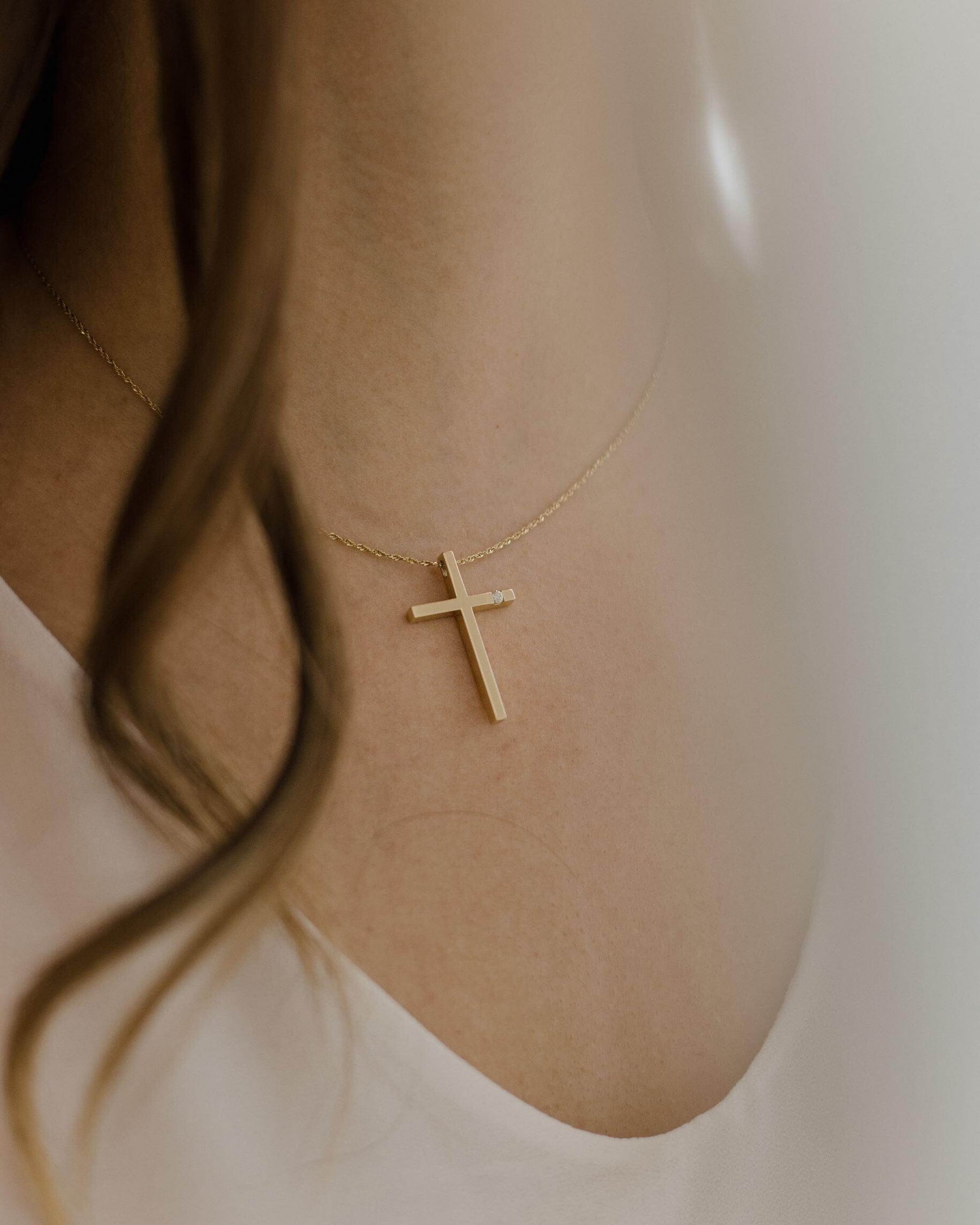Κλασικός χρυσός βαπτιστικός σταυρός 14K με διαμάντι φορεμένος στο λαιμό