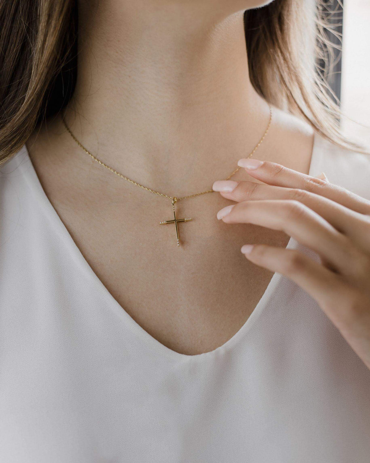 Χρυσός βαπτιστικός σταυρός 18K διπλής όψης με διαμάντια φορεμένος στο λαιμό
