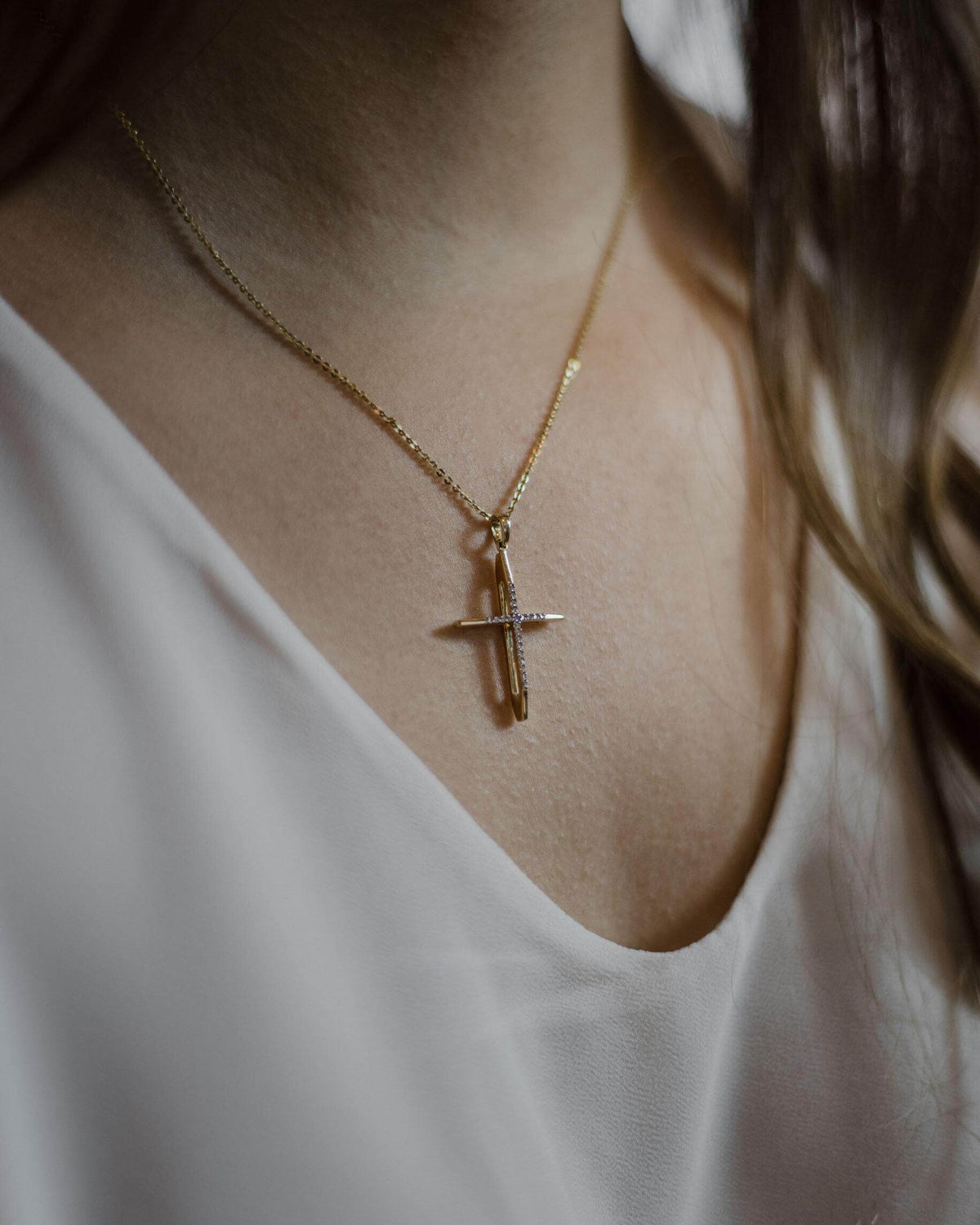 Λεπτός χρυσός βαπτιστικός σταυρός 18K διπλής όψης με διαμάντια φορεμένος στο λαιμό