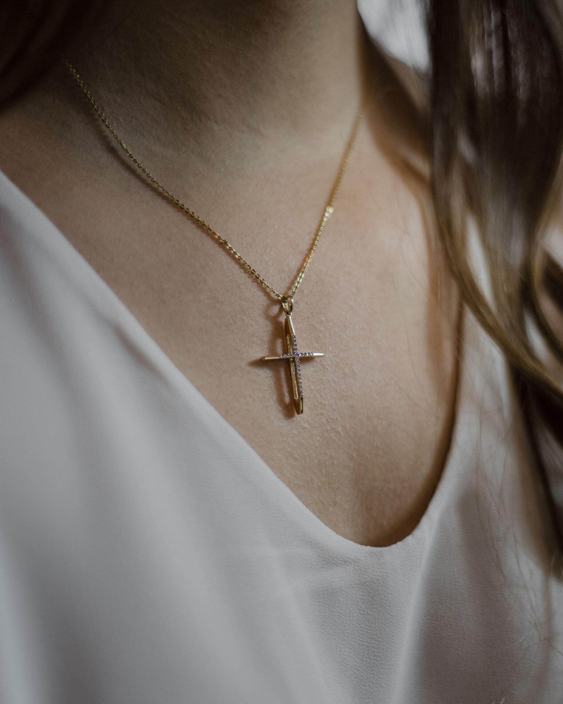 Λεπτός χρυσός βαπτιστικός σταυρός 18K διπλής όψης με διαμάντια φορεμένος στο λαιμό