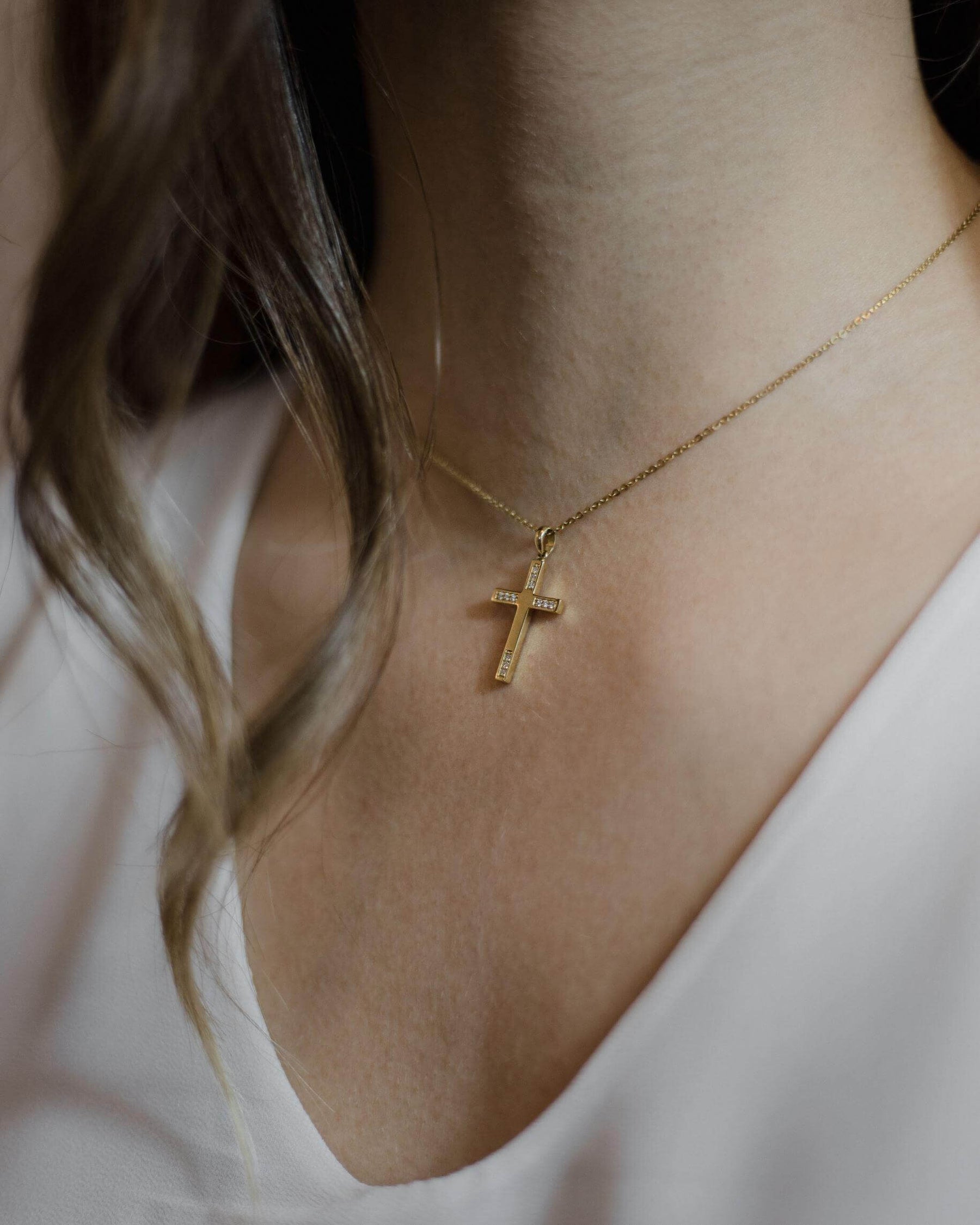 Κλασικός χρυσός βαπτιστικός σταυρός 18K με διαμάντια φορεμένος στο λαιμό