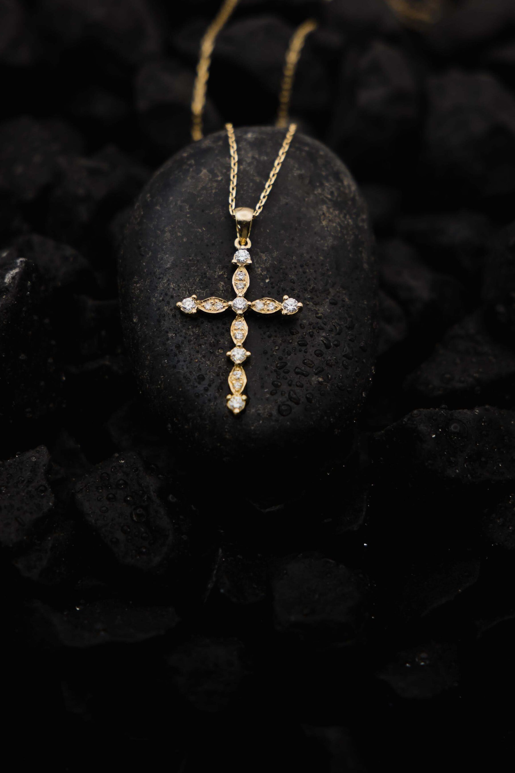 Λεπτός χρυσός σταυρός 18K με κρίκους marquise και διαμάντια