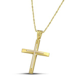 Σταυρός βάπτισης χρυσός Κ14 για γυναίκα. Διαθέτει σκαλιστά σχέδια και λευκόχρυσο σταυρό, με λεπτή, στριφτή αλυσίδα.