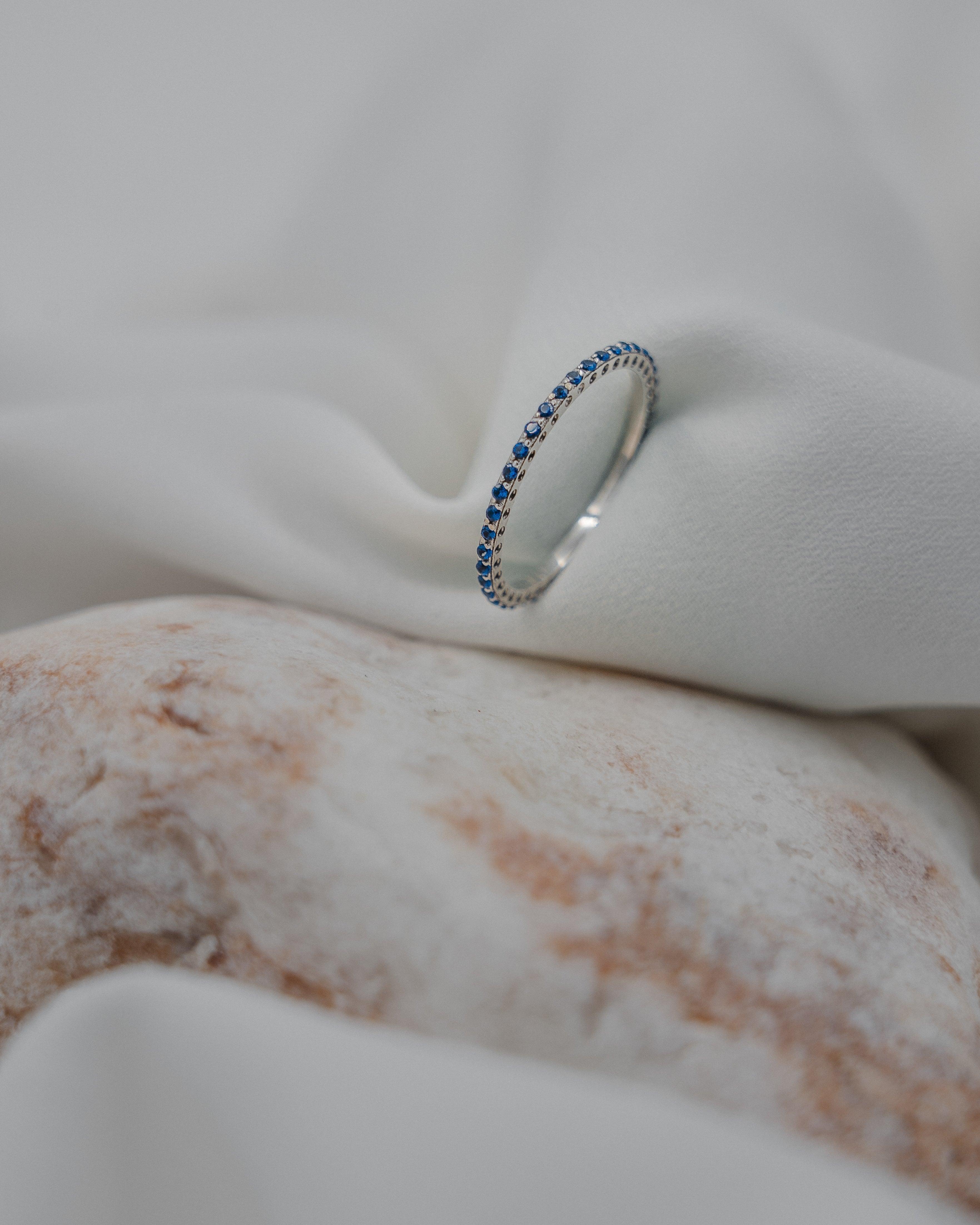 Λευκόχρυσο δακτυλίδι Κ14 βεράκι με μπλε πέτρες