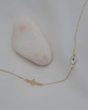 Γυναικείο χρυσό κολιέ 9Κ με ματάκι και σταυρό NL024 φορεμένο.