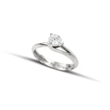 Λευκόχρυσο μονόπετρο δαχτυλίδι με διαμάντι και καστόνι σε σχήμα φλόγας.