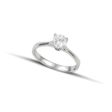 Λευκόχρυσο μονόπετρο δαχτυλίδι με διαμάντι και καστόνι που αγκαλιάζει την πέτρα με τέσσερα δόντια.