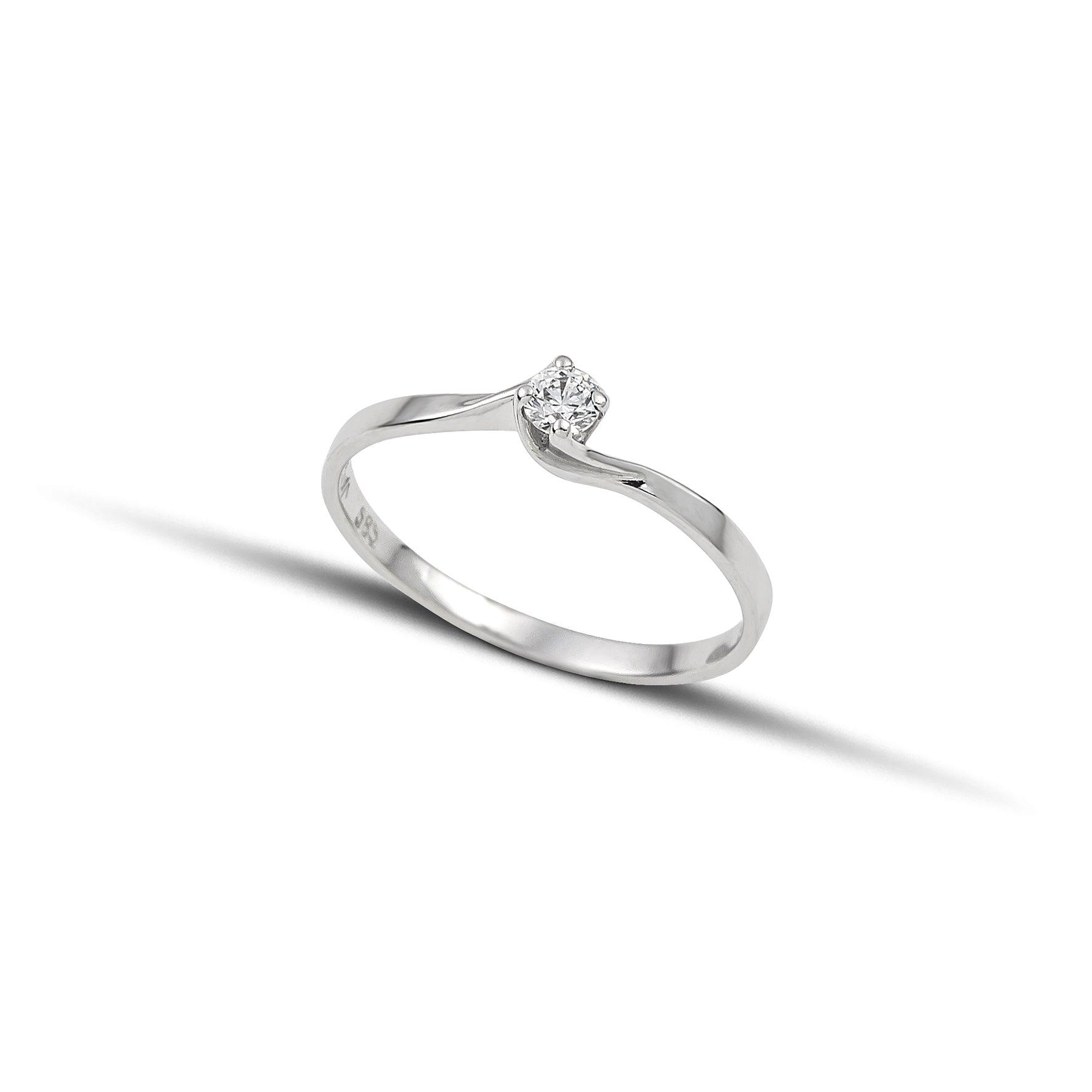 Λευκόχρυσο μονόπετρο δαχτυλίδι με διαμάντι και καστόνι που αγκαλιάζει την πέτρα σε σχήμα φλόγας