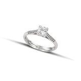 Λευκόχρυσο μονόπετρο δαχτυλίδι με διαμάντι και πλαίνές πέτρες από μικρότερα διαμάντια.