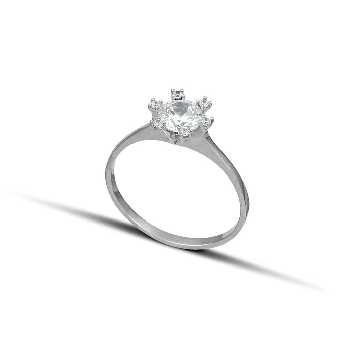 Μονόπετρο δαχτυλίδι γάμου με κεντρικό διαμάντι και πέτρες brilliant περιμετρικά κατασκευασμένο από λευκόχρυσο.