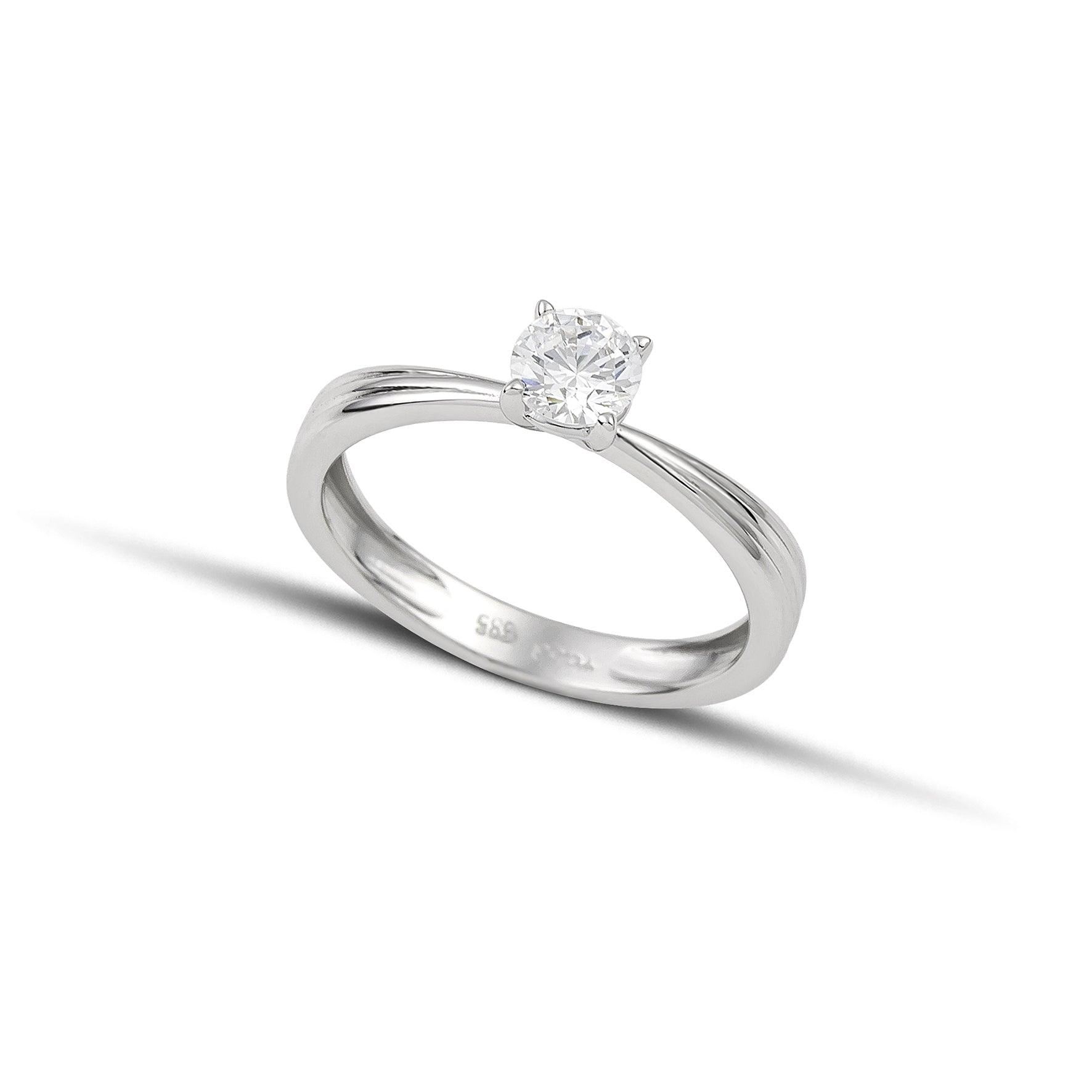 Μονόπετρο δαχτυλίδι με διαμάντι κατασκευασμένο από λευκόχρυσο και καστόνι σε σχήμα "V".