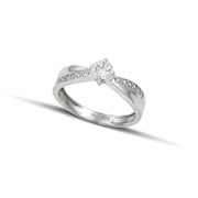 Λευκόχρυσο μονόπετρο δαχτυλίδι με διαμάντι και πλαίνές πέτρες από μικρότερα διαμάντια, φορεμένο σε γυναικείο χέρι.