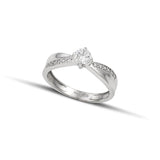 Λευκόχρυσο μονόπετρο δαχτυλίδι με διαμάντι και πλαίνές πέτρες από μικρότερα διαμάντια. 