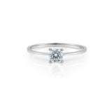 Μονόπετρο δαχτυλίδι γάμου με κεντρικό διαμάντι σε καστόνι σχήματος "V" κατασκευασμένο από λευκόχρυσο.