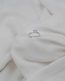 Φωτογραφία μονόπετρου δαχτυλιδιού εξάδοντο από λευκόχρυσο 14Κ με ζιργκόν σε λευκό φόντο, με απαλές αντανακλάσεις που τονίζουν τη λάμψη της πέτρας και το γυαλιστερό φινίρισμα του μετάλλου