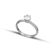 Μονόπετρο δαχτυλίδι εξάδοντο από λευκόχρυσο Κ14, φορεμένο σε μοντέλο.