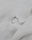 Φωτογραφία μονόπετρου δαχτυλιδιού εξάδοντο OS008 από λευκόχρυσο 14Κ με ζιργκόν σε λευκό φόντο, με έμφαση στο δέσιμο και στο κυκλικό σχήμα της πέτρας για καθαρό, elegant αποτέλεσμα.