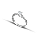 Μονόπετρο δαχτυλίδι OS002 από λευκόχρυσο 14Κ με σχέδιο φλόγα, διαγώνια πλέξη και πλαϊνές πέτρες ζιργκόν.