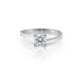 Φωτογραφία μονόπετρου δαχτυλιδιού  OS004 φλόγα από λευκόχρυσο 14Κ με ζιργκόν στο πλάι, που δείχνει το τετράδοντο δέσιμο και τη λεπτομέρεια της βάσης για σταθερό κράτημα και καθαρό, φωτεινό αποτέλεσμα.