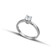 Μονόπετρο δαχτυλίδι λευκόχρυσο Κ14, κλασσικό, με καρδιά, φορεμένο.