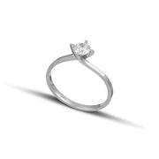 Μονόπετρο δαχτυλίδι από λευκόχρυσο Κ14, μίνιμαλ, φορεμένο.
