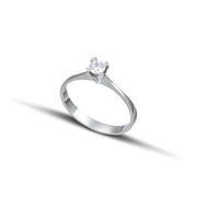 Μονόπετρο δαχτυλίδι από λευκόχρυσο Κ14, μίνιμαλ, φορεμένο σε χέρι.