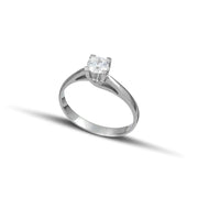 Μονόπετρο δαχτυλίδι από λευκόχρυσο Κ14, μίνιμαλ, φορεμένο.