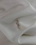 Φωτογραφία μονόπετρου δαχτυλιδιού από λευκόχρυσο 14Κ με ζιργκόν σε λευκό φόντο, με απαλές αντανακλάσεις που τονίζουν τη λάμψη του κεντρικού λίθου και τις πλαϊνές πέτρες.