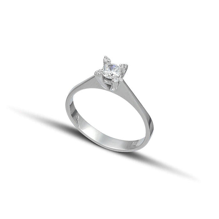 Φωτογραφία μονόπετρου δαχτυλιδιού OS007 από λευκόχρυσο 14Κ με κεντρικό ζιργκόν και μικρά ζιργκόν στα πλάγια, καρφωτές πέτρες και διαχρονική κομψή γραμμή.