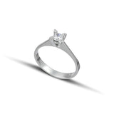 Φωτογραφία μονόπετρου δαχτυλιδιού OS007 από λευκόχρυσο 14Κ με κεντρικό ζιργκόν και μικρά ζιργκόν στα πλάγια, καρφωτές πέτρες και διαχρονική κομψή γραμμή.