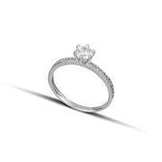 Δαχτυλίδι μονόπετρο από λευκόχρυσο Κ14 με πλαϊνές πέτρες, φορεμένο.