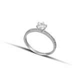 Μονόπετρο δαχτυλίδι OS009 από λευκόχρυσο 14Κ με κεντρικό ζιργκόν και πλαϊνές πέτρες ζιργκόν, καρφωτές πέτρες και μοντέρνα κομψή γραμμή.