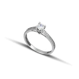 Μονόπετρο δαχτυλίδι OS012 από λευκόχρυσο 14Κ με κεντρικό ζιργκόν και πλαϊνές πέτρες.