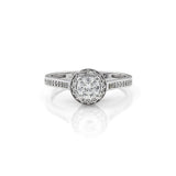 Φωτογραφία μονόπετρου δαχτυλιδιού ροζέτα OS064 από λευκόχρυσο 14Κ στο πλάι, που δείχνει το στρογγυλό καστόνι, το δέσιμο της κεντρικής πέτρας και το περίγραμμα με πλαϊνές πέτρες για σταθερό κράτημα.