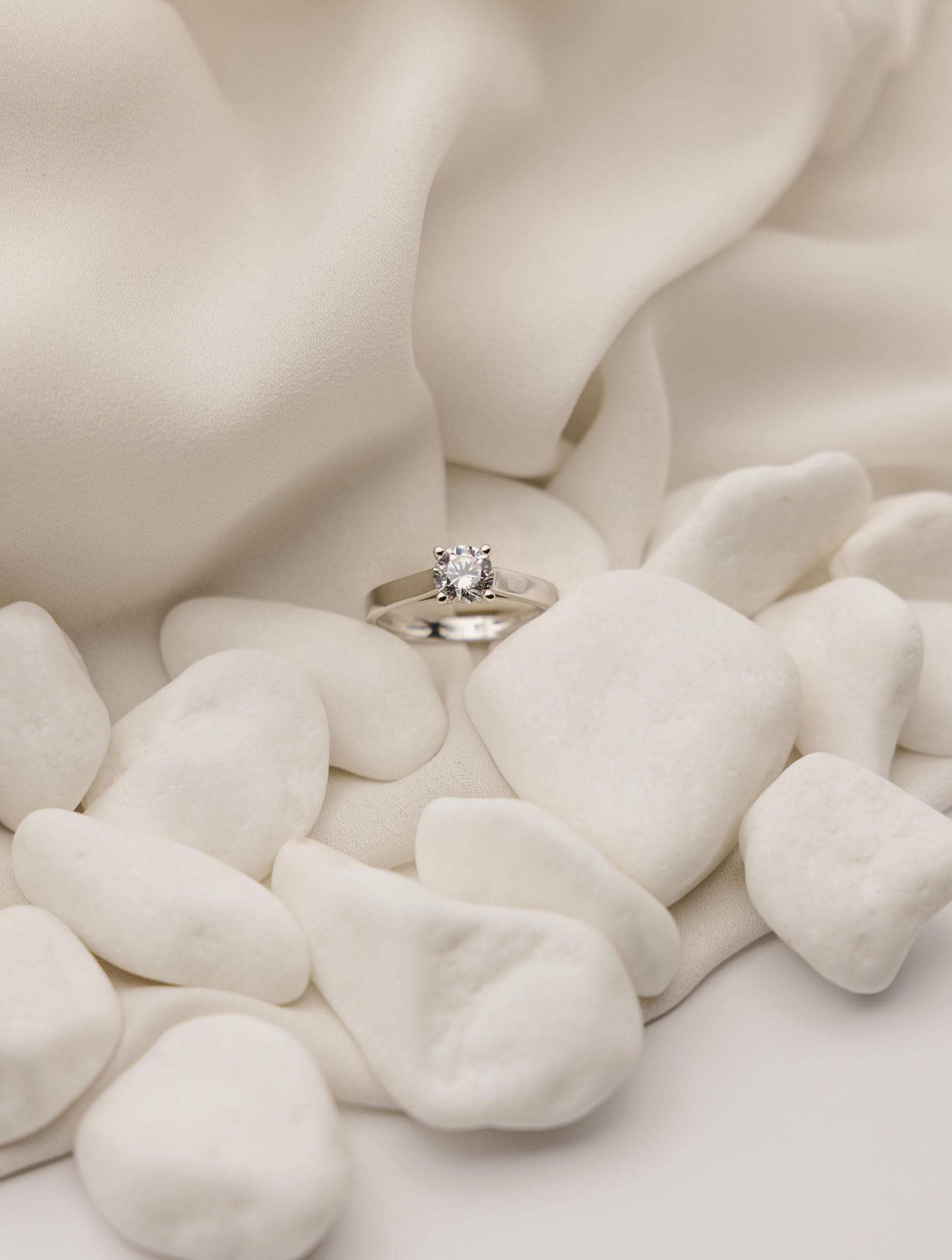 Φωτογραφία μονόπετρου δαχτυλιδιού OS052 από λευκόχρυσο 14Κ με ζιργκόν σε λευκό φόντο.