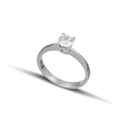 Μονόπετρο δαχτυλίδι από λευκόχρυσο 14 καρατίων.