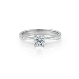 Φωτογραφία μονόπετρου δαχτυλιδιού OS020 από λευκόχρυσο 14Κ με ζιργκόν στο πλάι, που δείχνει το δέσιμο V, το ύψος της πέτρας και τη λεπτή γάμπα για καθαρό, elegant αποτέλεσμα.