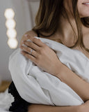 Φωτογραφία σε γυναικείο χέρι του μονόπετρου δαχτυλιδιού OS010 από λευκόχρυσο 14Κ με ζιργκόν, που αναδεικνύει τη λεπτή γάμπα και τις πλαϊνές λεπτομέρειες.