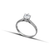 Μονόπετρο δαχτυλίδι λευκόχρυσο Κ14 με πλαϊνές πέτρες, φορεμένο.