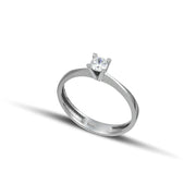 Λευκόχρυσο μονόπετρο με διαμάντι και καστόνι σχήματος V φορεμένο σε γυναικείο χέρι..