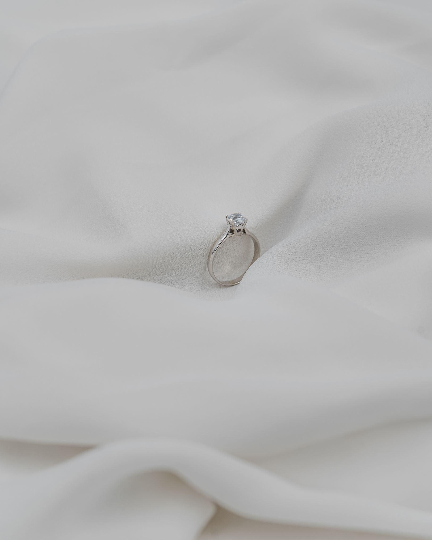 Λευκόχρυσο μονόπετρο δαχτυλίδι με διαμάντι.