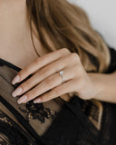 Λευκόχρυσο μονόπετρο "φλόγα" με διαμάντι και διαγώνια πλέξη. φορεμένο σε γυναικείο χέρι.