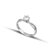 Μονόπετρο δαχτυλίδι γάμου με διαμάντι κατασκευασμένο από λευκόχρυσο, με διαγώνια πλέξη και καστόνι με έξι δόντια, ακουμπισμένο επάνω σε βότσαλο. 